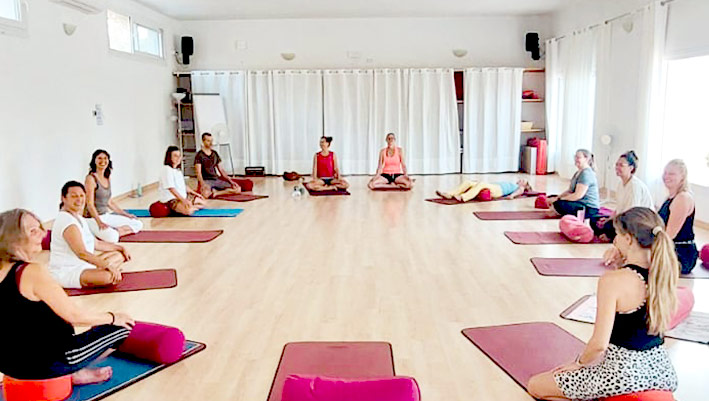 zertifizierte Kinderyoga Ausbildung in der spanischen Villa Morisco mit Alexandra Petersen | avandra Yoga